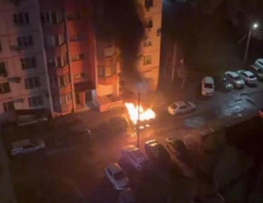 Ночью неизвестный поджег машину на Западном в Ростове 