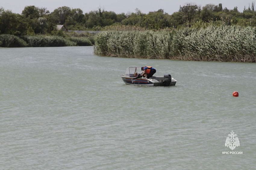 В Ростове на пляже женщина наглоталась воды и утонула