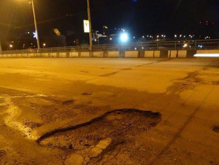 "Как после бомбежки": жуткую дорогу на ростовском мосту высмеяли автомобилисты на видео