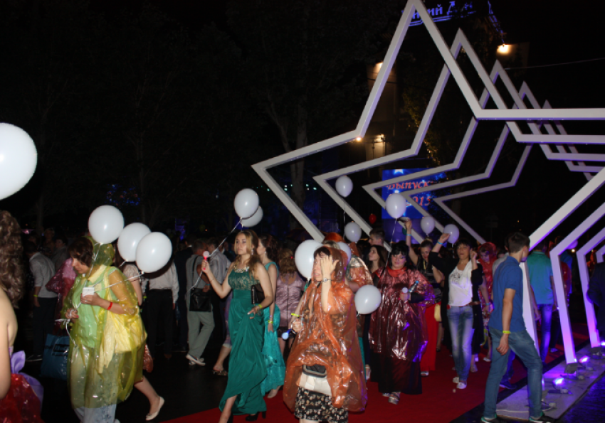 В Ростове на набережной прошел первый общегородской выпускной бал