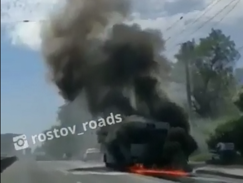 В Ростове во время рейса загорелся автобус с пассажирами
