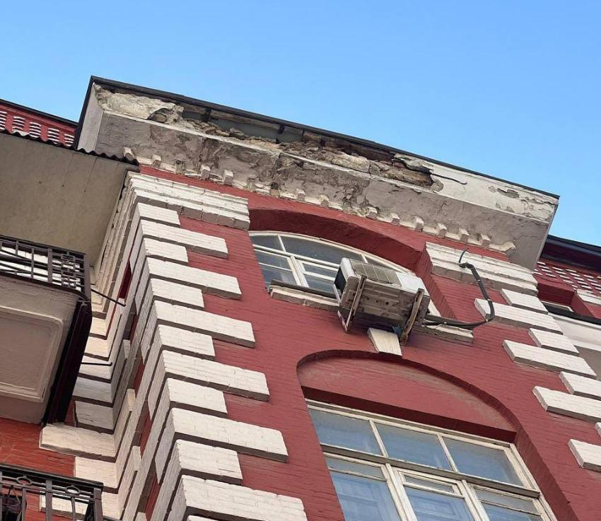 В центре Ростова обрушился кусок фасада с объекта культурного наследия