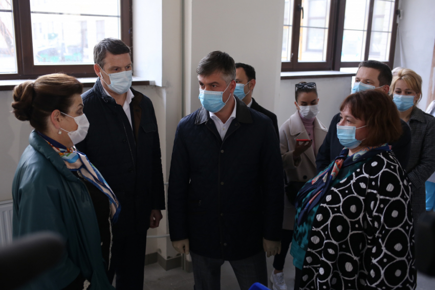 Ростовские чиновники в дефицитных масках побывали в будущем инфекционном корпусе ЦГБ