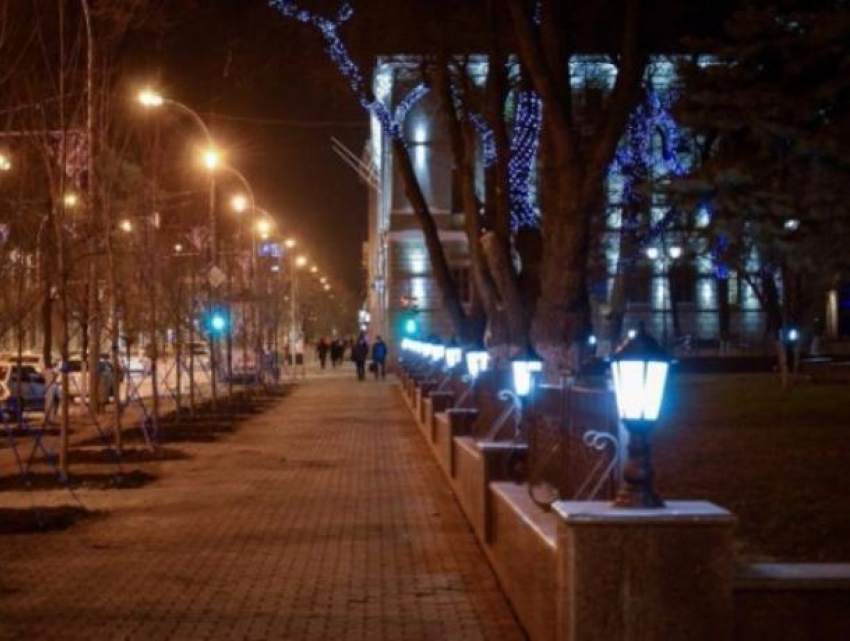 Больше полусотни чугунных фонарей украсили площадь Советов
