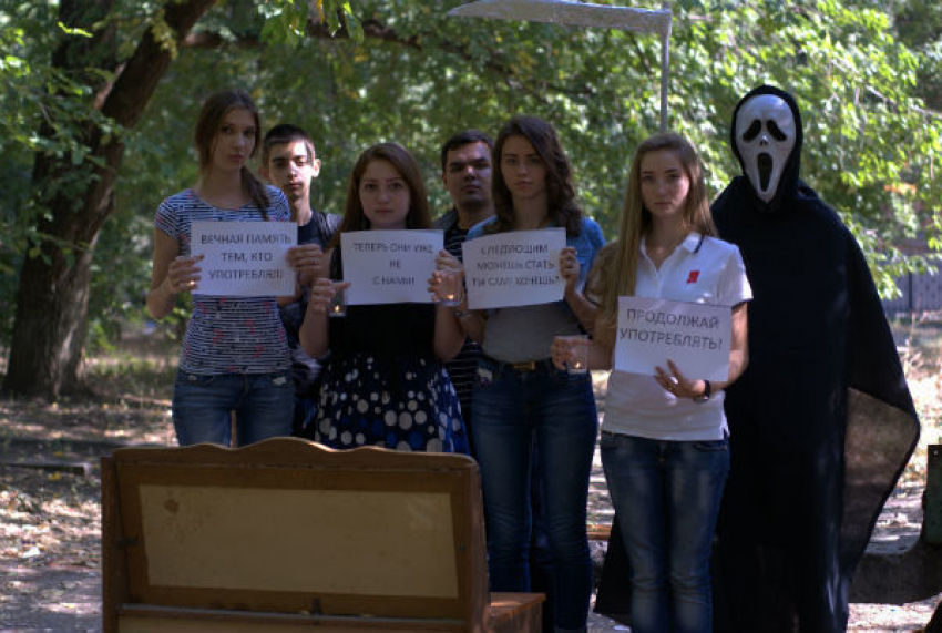 Ростовчанин в костюме смерти убеждал горожан не употреблять наркотики