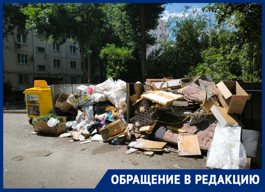 В Ростове жители дома на Зорге задыхаются от мусора, который не вывозят неделями