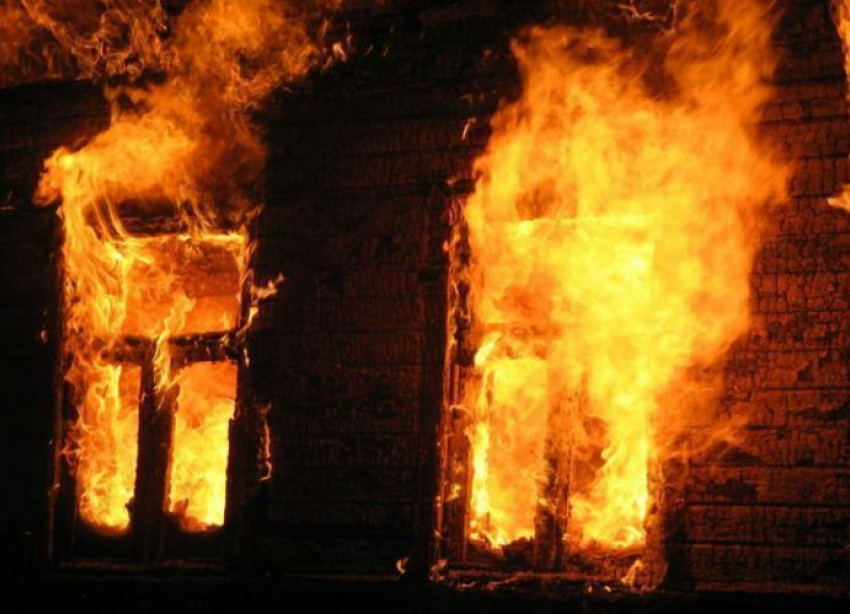 Два человека погибли на пожаре в Ростовской области