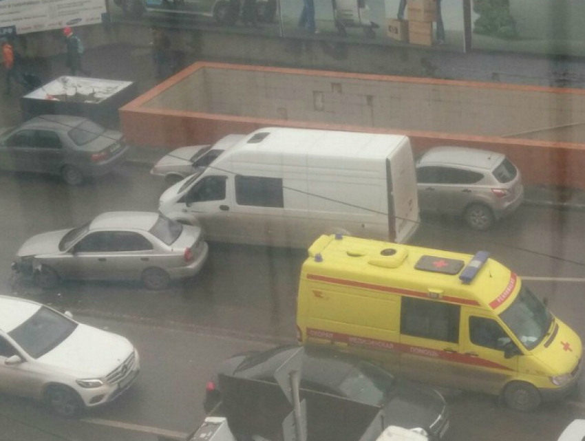 Машину реанимации с тяжело больным пациентом протаранила иномарка в Ростове