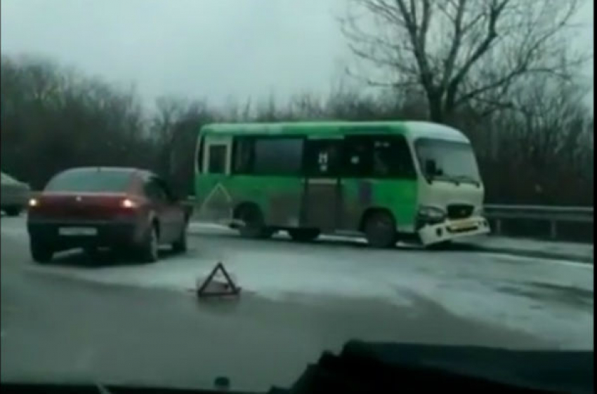 Видео последствий массового ДТП с маршрутным автобусом под Ростовом вызвало жаркие споры 