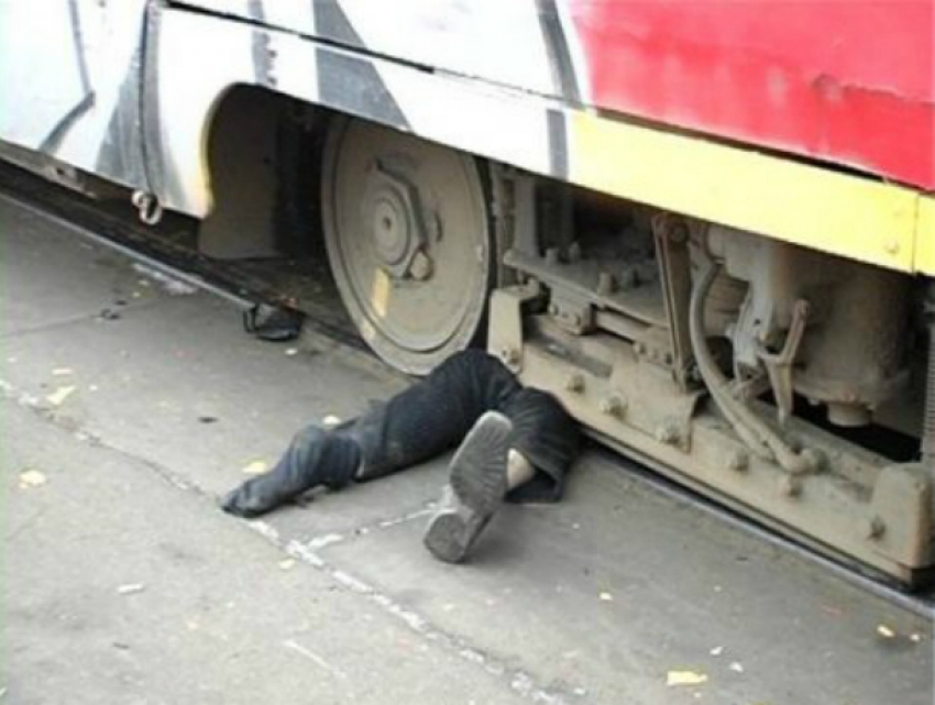 Поезд на скорости переехал лежащего на железнодорожных путях мужчину под Ростовом