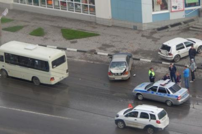 В Ростове на Северном маршрутка снесла  две  припаркованные на обочине иномарки