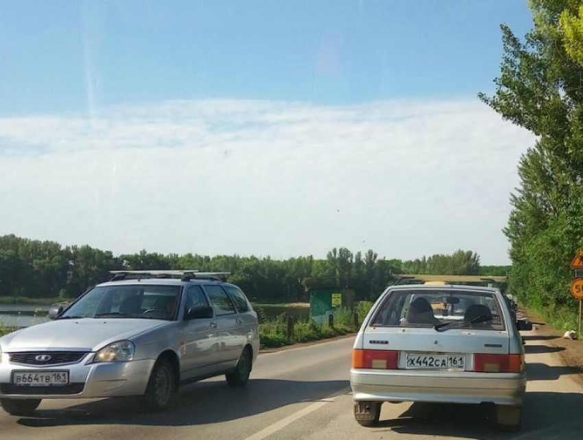 Двухкилометровый затор на окраине Ростова испортил утреннее настроение автомобилистам