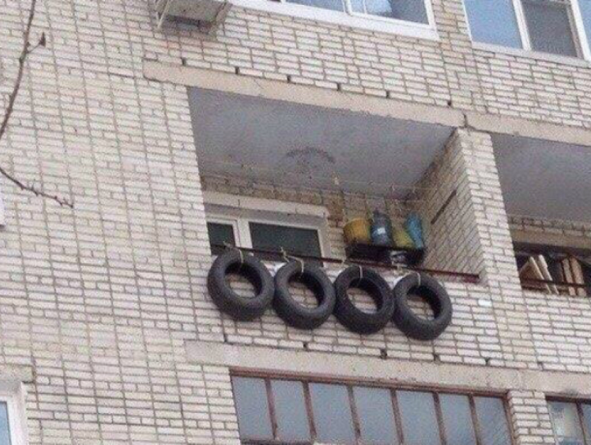 Свисающие с балкона многоэтажки автомобильные шины удивили и позабавили жителей Ростова