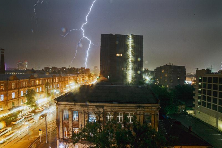 Штормовое предупреждение из-за ливней с градом объявили 19 сентября в Ростовской области