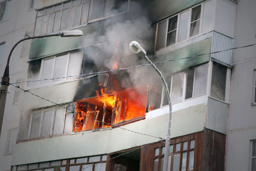 В Ростове на Таганрогской загорелась квартира: один человек погиб 
