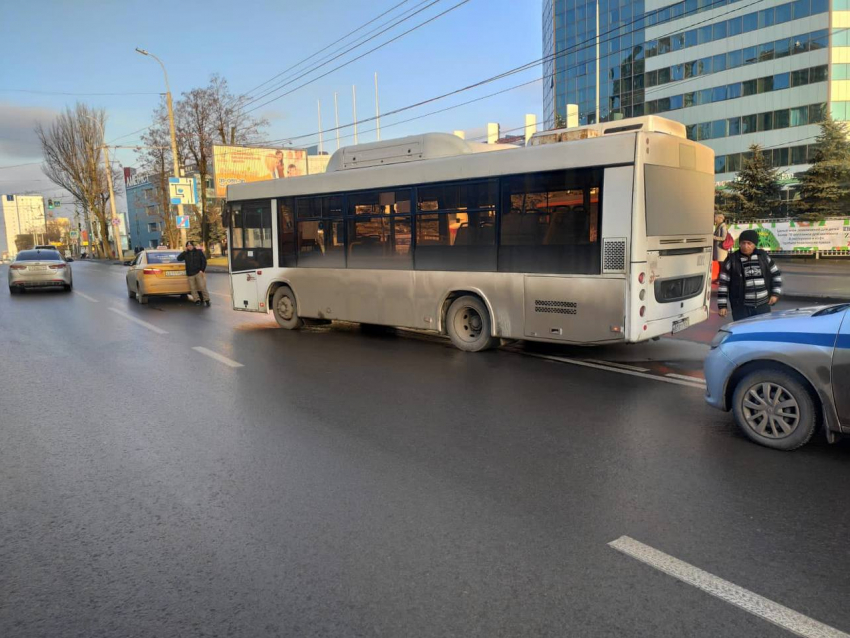 Автобус с пассажирами столкнулся с легковушкой в Ростове-на-Дону