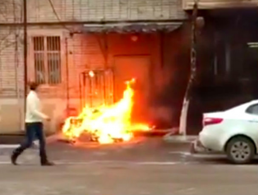 Пожар у «Магнита» в Ростове испугал прохожих и попал на видео