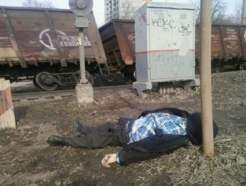 Странный мужчина погиб под колесами поезда в Ростовской области