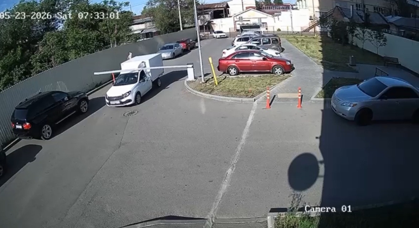 В Ростове водитель протаранил шлагбаум и скрылся — момент попал на видео