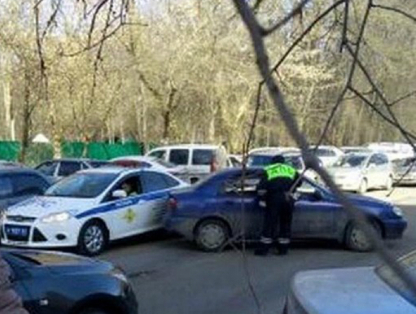 Задом «поцеловал» машину ГАИ сбежавший с парковки седан в Ростове