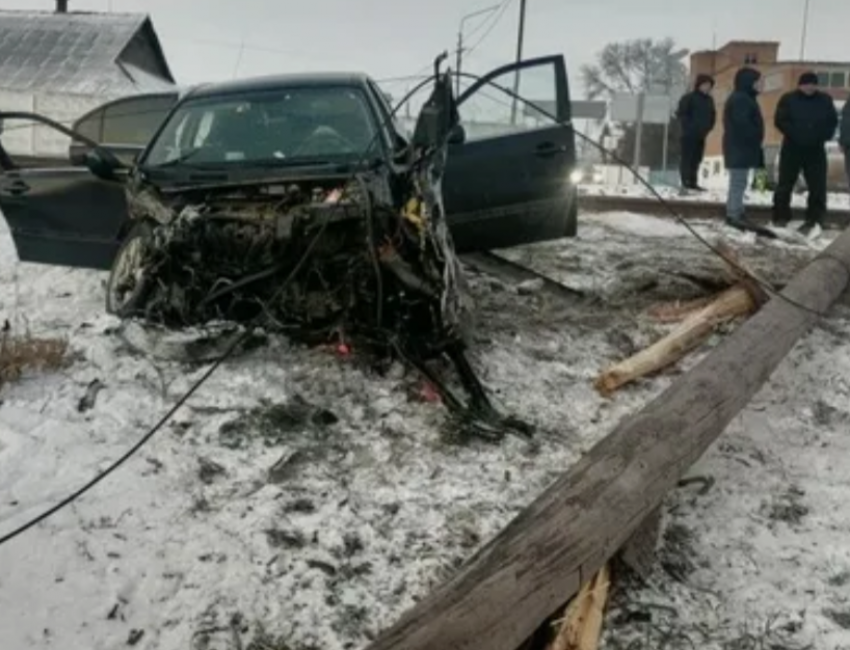 Пассажир легковушки погиб, двое пострадали в ДТП с поездом в Ростовской области