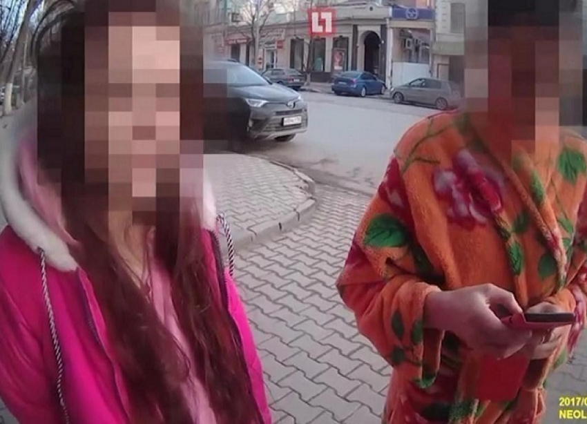 Ростовчанка с дочерью рассказали на видео об ужасной агонии умышленно раздавленного продавщицей котенка