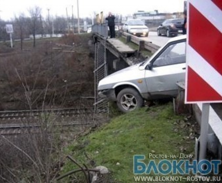 В Ростовской области «девятка» врезалась в ограждение моста, повиснув над ж/д путями   