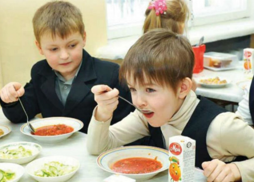 Мэрия Новочеркасска оставила школьников без горячих обедов