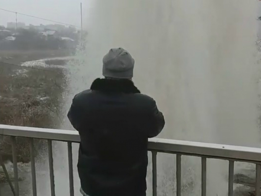 Чудовищный «коммунальный фонтан» на Темернике в Ростове сняли на видео