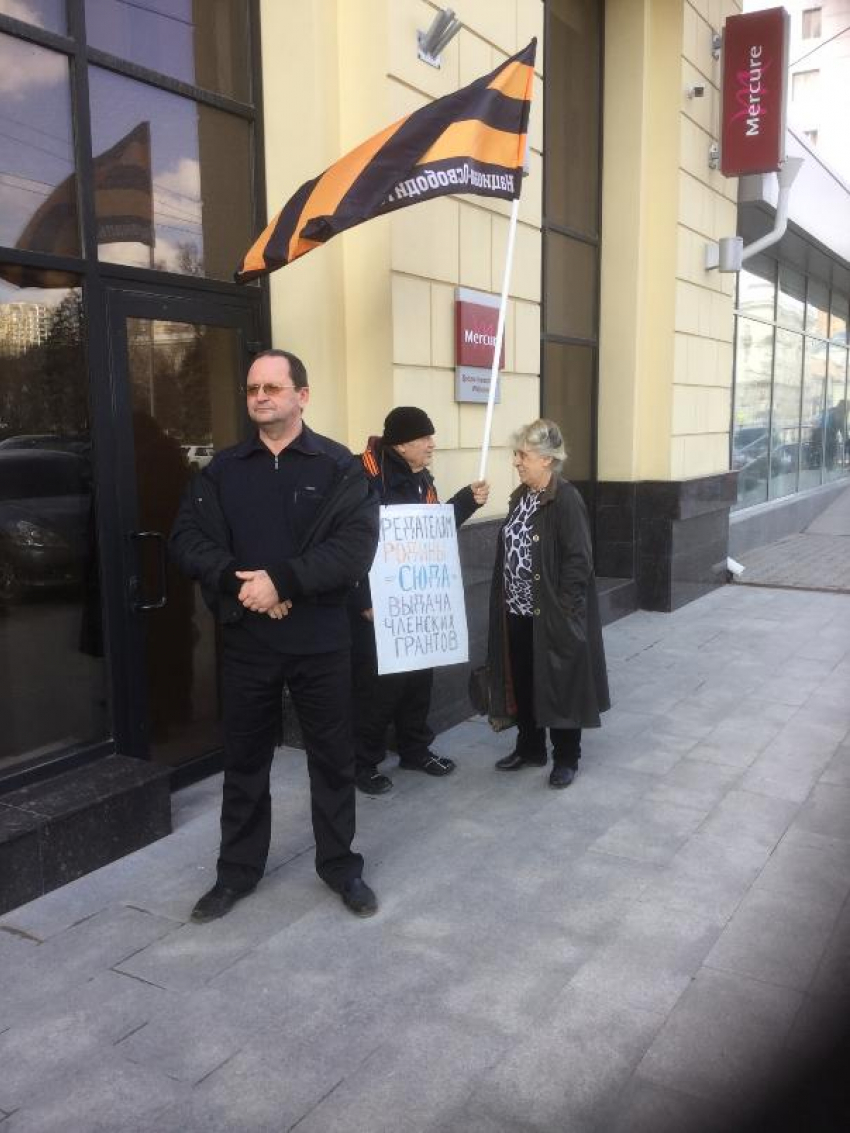 Ростовчанин вышел с пикетом, протестуя против визита шведского дипломата 