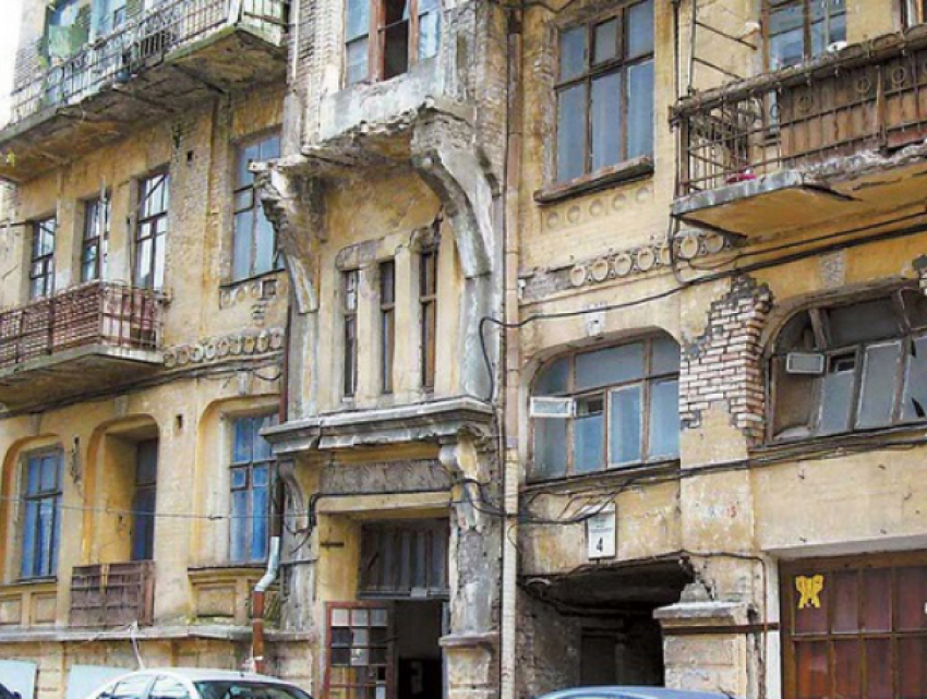 Мэрия Новочеркасска целый год «забывала» переселить людей из разваливающегося дома