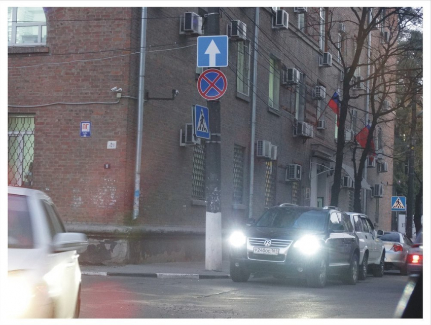 В Ростове внедорожник с правительственными номерами припарковался против движения