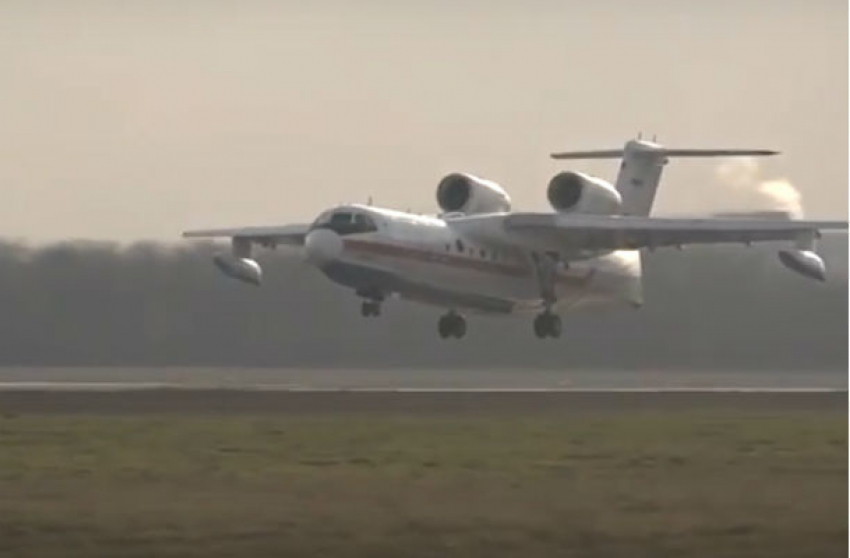 Эффектное приземление суперсовременного самолета МЧС в Ростове попало на видео