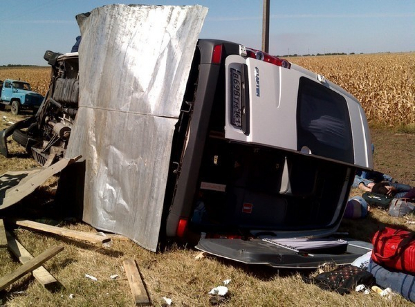 В Ростовской области при столкновении пассажирской маршрутки и легковушек 4 погибли, 15 пострадали