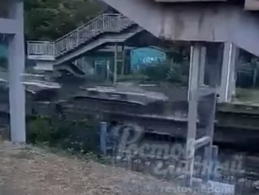 Проехавшая по железной дороге колонна военной техники напугала жителей Ростова на видео