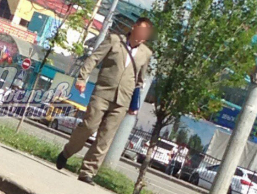 Бдительный мужчина предупредил пенсионеров Ростова о мошеннике у торгового центра