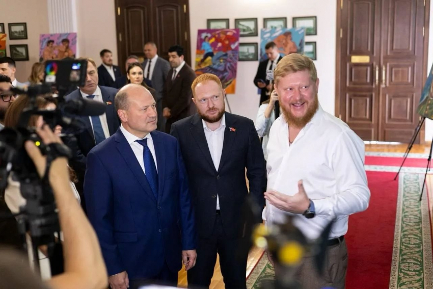 «Новые люди» представили в Администрации Ростова выставку «Арт-Фронт»