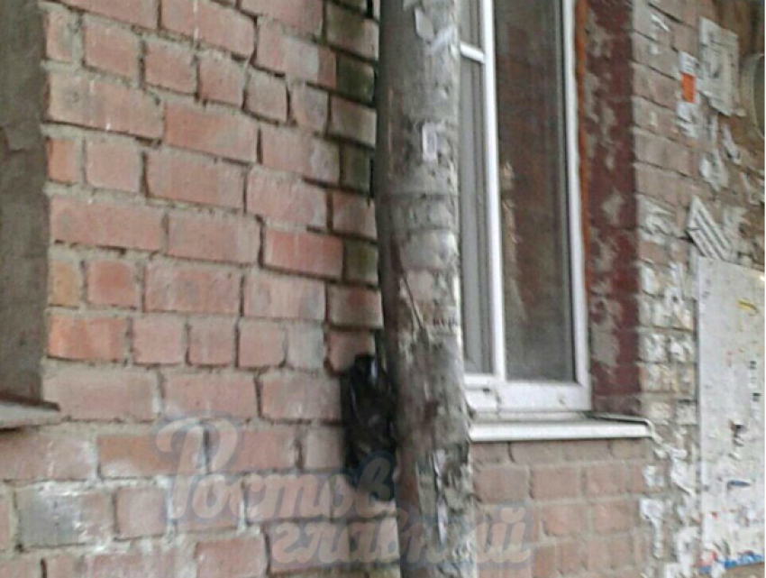 Мужчина в капюшоне оставил подозрительную «закладку» рядом с гимназией № 34 в Ростове