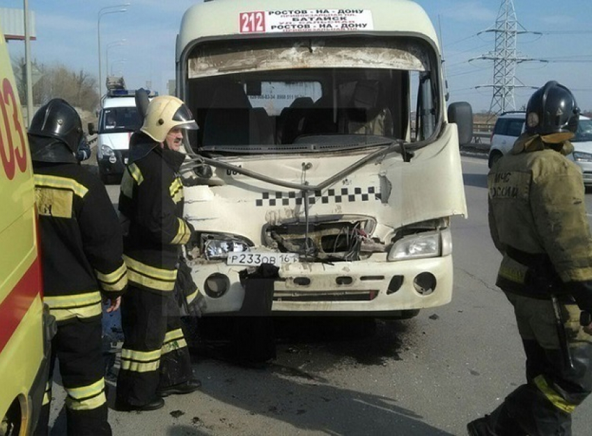 Маршрутка с пассажирами на большой скорости врезалась в фуру в Ростове