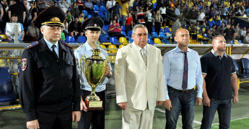 Главный полицейский области вручил ФК «Ростов» кубок «Вместе с командой»