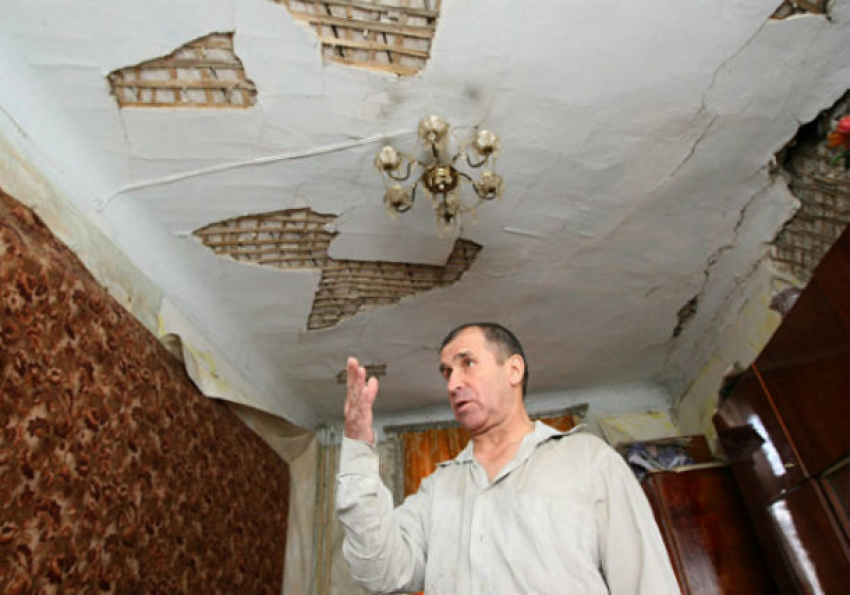 В жуткое жилье из аварийного опасного дома переселили семью в Ростовской области