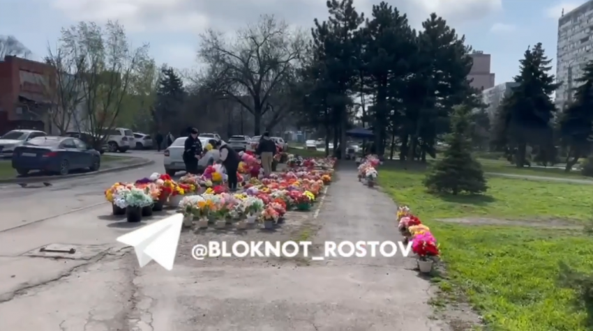 Несанкционированные торговцы возле Северного кладбища измучали жителей 