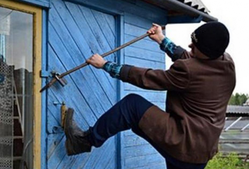В Ростовской области из дома женщины похитили сбережения в сумме 100 тысяч рублей