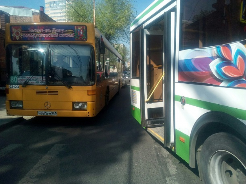 Транспортный коллапс  из-за столкновения автобусов в центре Ростова выгнал водителей на тротуары