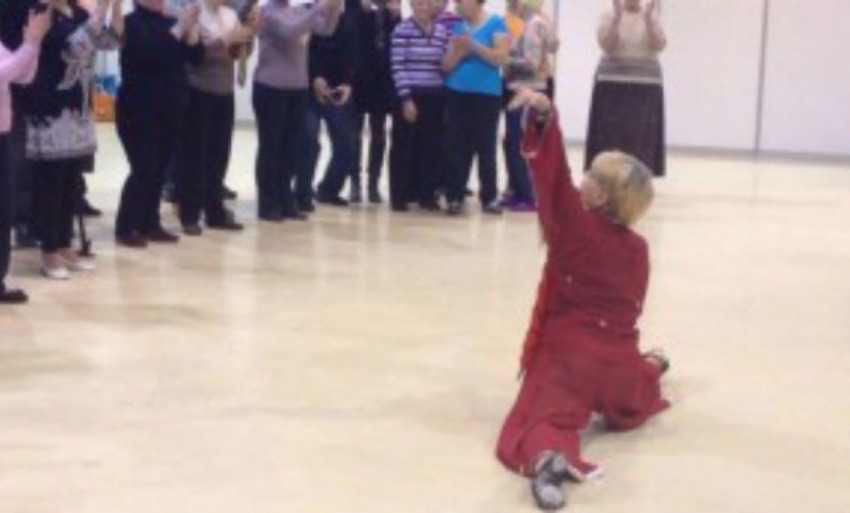 75-летняя пенсионерка поразила ростовчан спортивной формой и села на шпагат