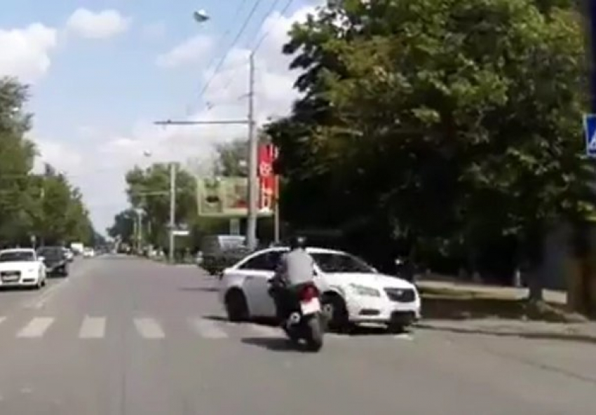 В Ростове водитель «Шевроле Круз» спровоцировал аварию с мотоциклистом и уехал