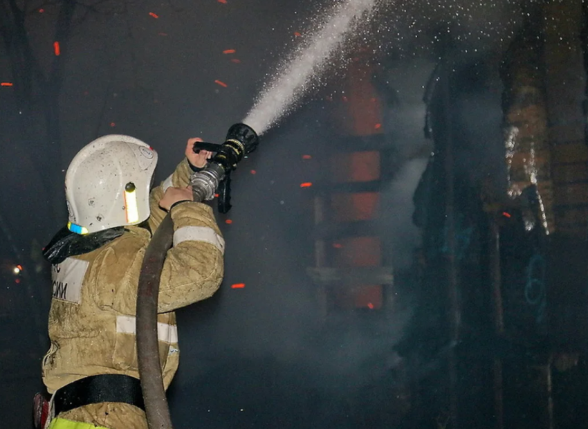 Два человека погибли при пожаре в донском хуторе