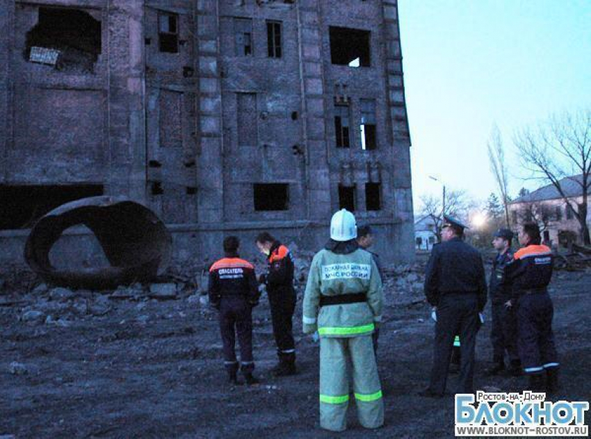 В Донецке под завалами обрушившегося здания до сих пор остается водитель экскаватора