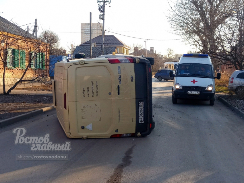 В Ростове в ДТП перевернулась инкассаторская машина