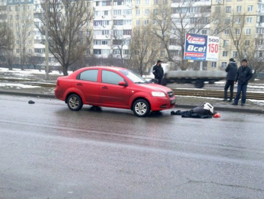 Переходившую дорогу «по всем правилам» женщину снесла иномарка в центре Ростова